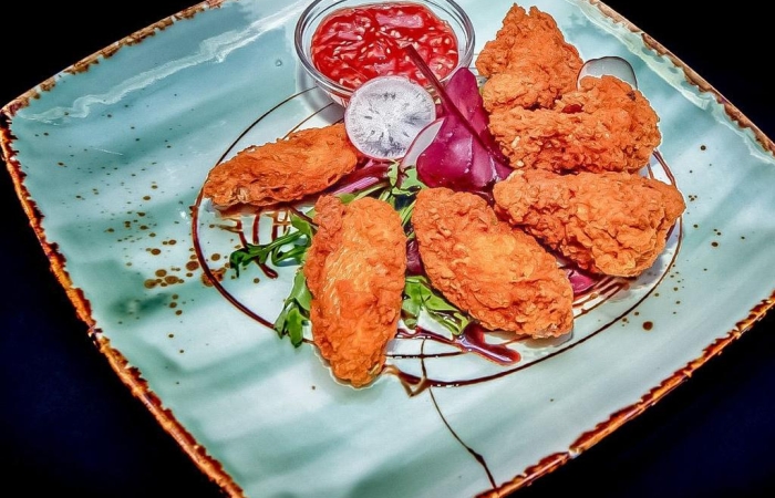 Aripioare picante cu pesmet, salata fresh si sos dulce-acrisor