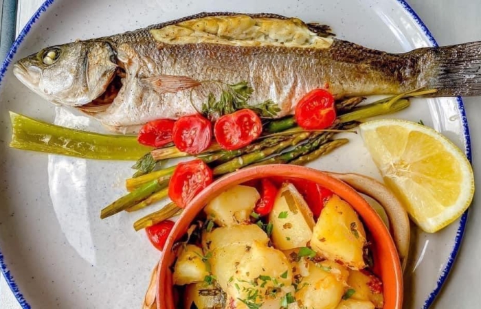 Biban de mare grill cu mamaliguta si mujdei/sos de lamaie Biban de mare grill cu mamaliguta si mujdei/sos de lamaie