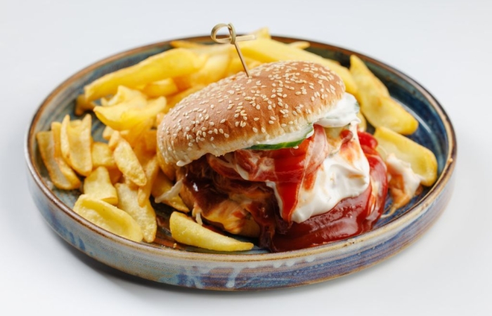 Burger Beyond cu cartofi prajiti