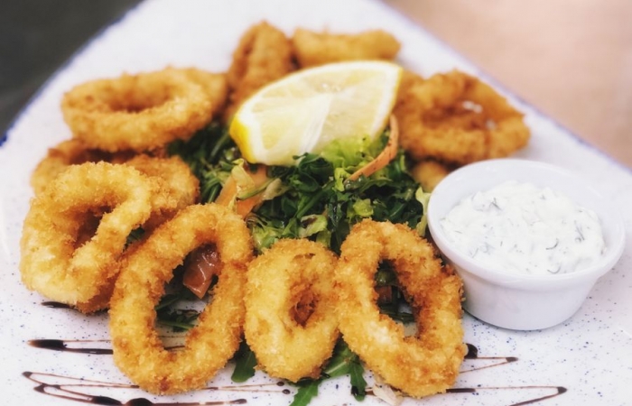 Calamar pane cu sos tzatziki, paine prajita