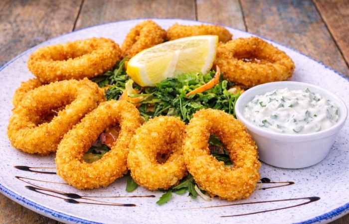 Calamar pane cu sos tzatziki