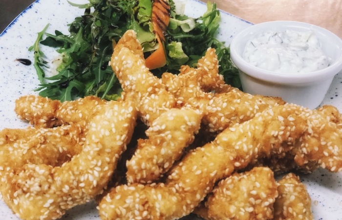 Chicken fingers cu sos tzatziki