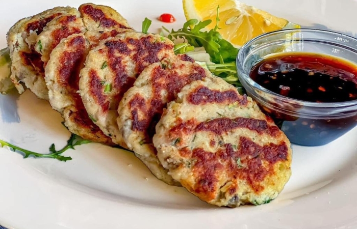 Chiftelute de peste pe plita si sos iute