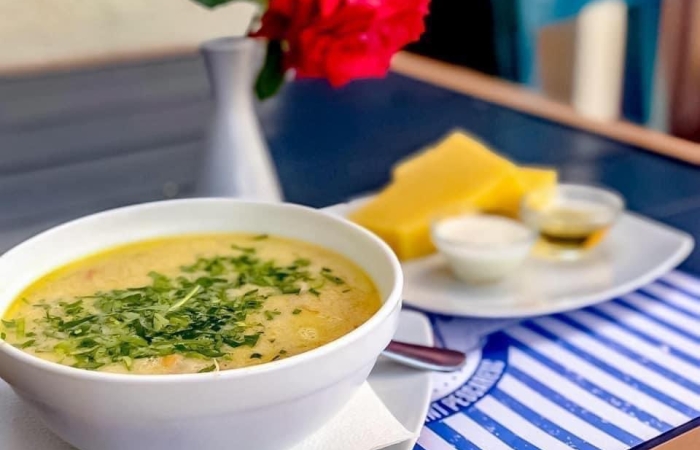 Ciorba de storceag, mamaliguta rece, ardei iute, mujdei, otet