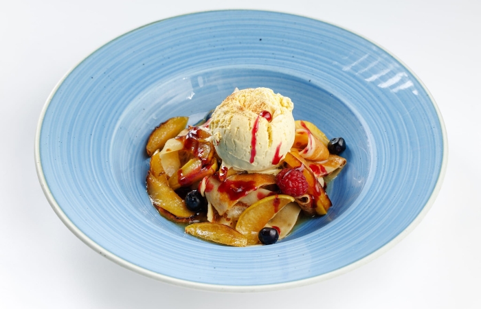 Clatite tagliatelle cu mere, scortisoara, inghetata de vanilie