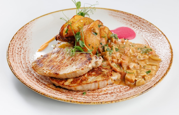 Cotlet de porc in sos brun (usturoiat) si cartofi la cuptor