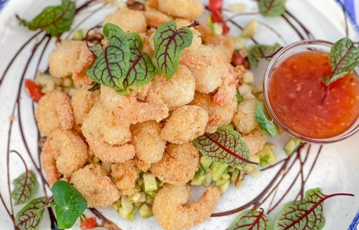 Creveti in crusta de cocos si sos dulce acrisor, paine prajita