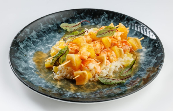 Creveti cu sos de ghimbir, ananas, orez exotic