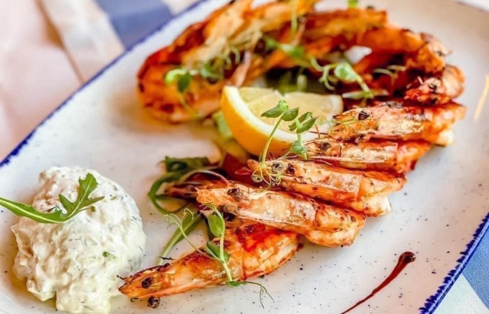 Creveti grill (12buc) cu sos tzatziki Creveti grill (12buc) cu sos tzatziki