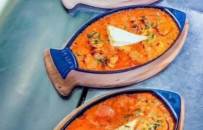 Creveti saganaki cu branza feta si rosii cherry