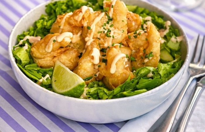 Creveti tempura cu salata si sos sweet chilli mayo