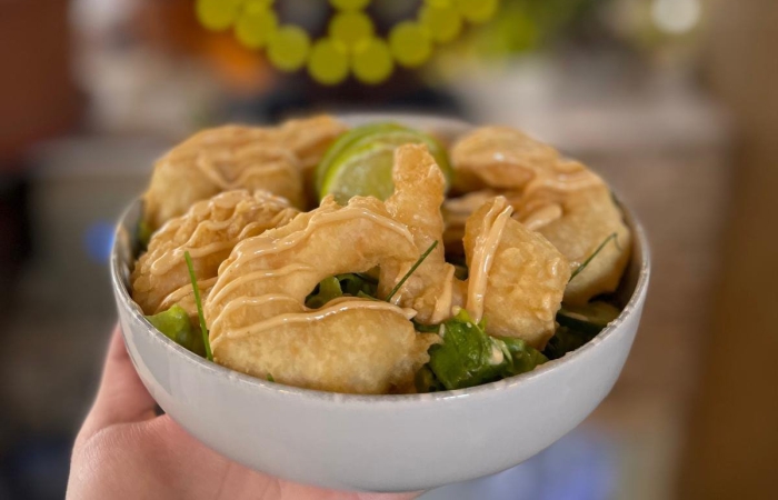 Creveti tempura cu salata