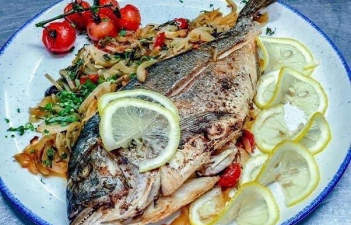 Dorada grill cu mamaliguta si mujdei/sos de lamaie Dorada grill cu mamaliguta si mujdei/sos de lamaie