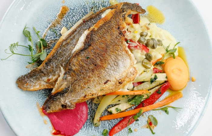 File de dorada cu legume al dente si sos de capere