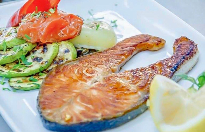 Rondea de somon grill cu dovlecei si rosii