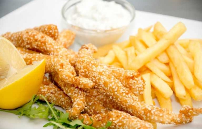 Fish fingers cu sos tzatziki