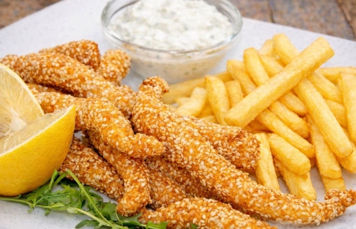 Fish fingers cu sos tzatziki