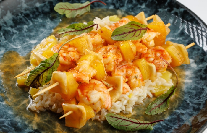 Frigarui de creveti cu ananas si orez cu ghimbir