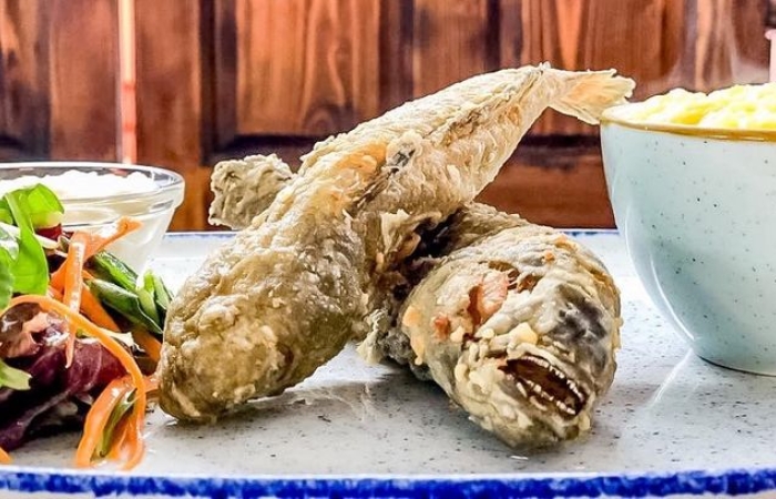 Guvizi prajiti cu mamaliga si mujdei Guvizi prajiti cu mamaliga si mujdei