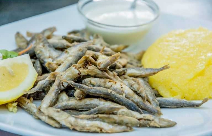 Hamsii prajite, mamaliguta si mujdei