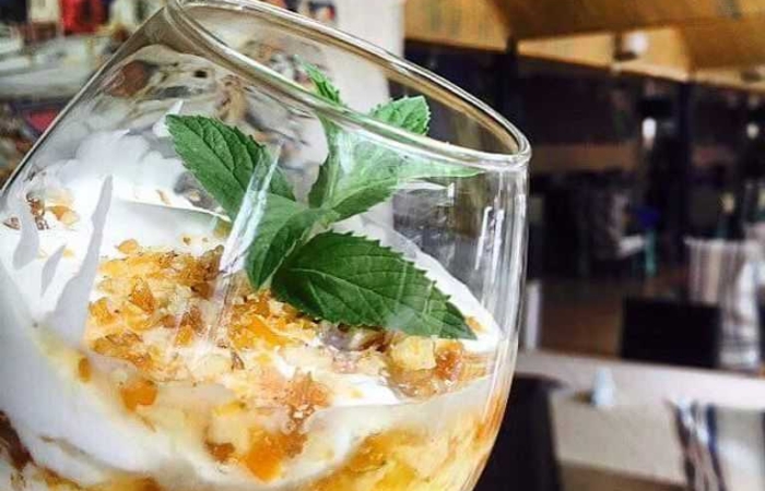 Iaurt grecesc cu miere si nuca caramelizata