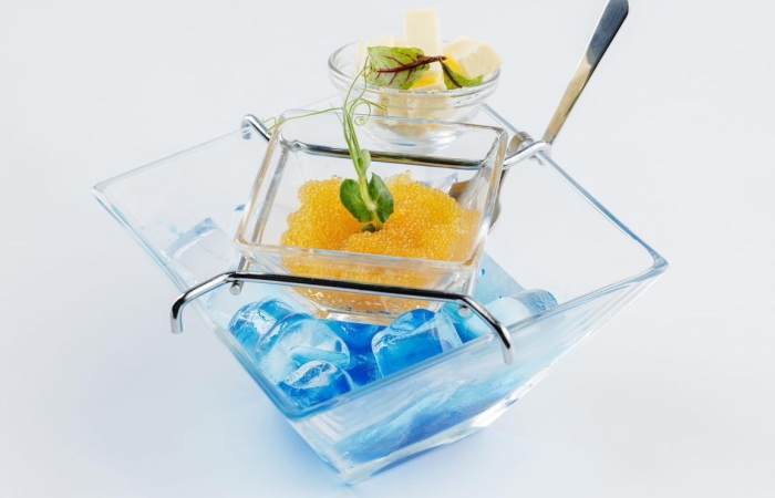 Icre nature stiuca, cu unt si paine prajita