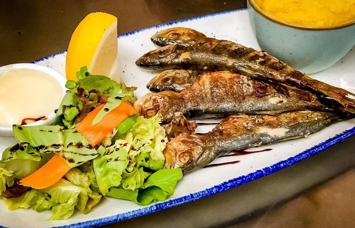 Lufar la grill cu mamaliga si mujdei