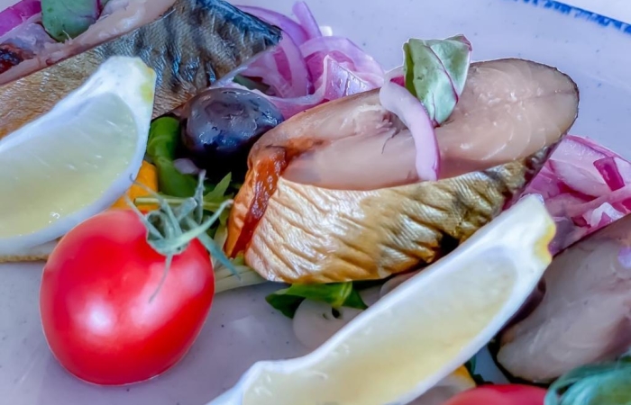 Macrou afumat cu salata de ceapa