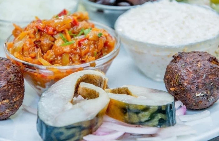 Macrou marinat cu salata de ceapa si paine prajita