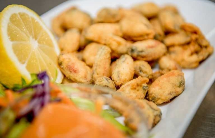 Midii pane cu sos cocktail si salata fresh, paine prajita