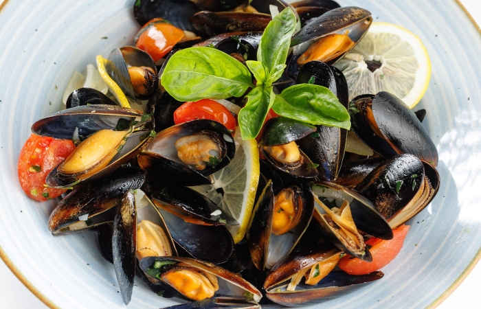 Midii proaspete in cochilie cu sos marinier