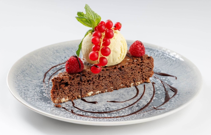 Negresa delicioasa servita cu inghetata de fructul pasiunii