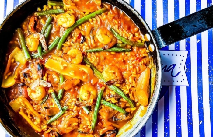 Paella Valenciana cu pui si fructe de mare