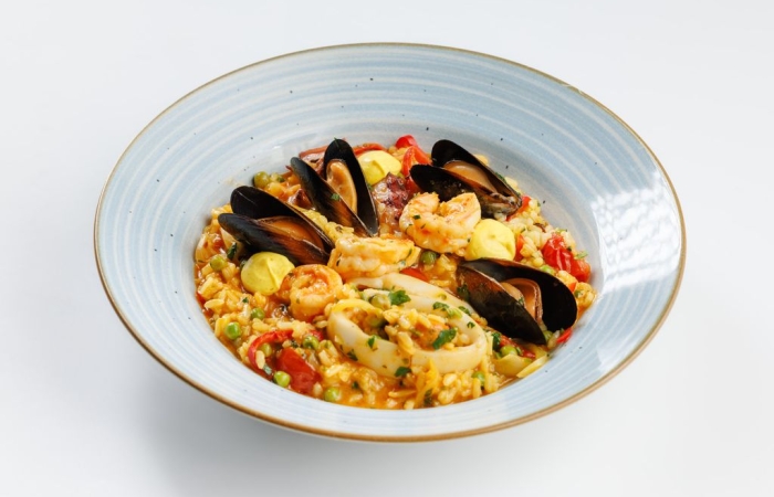 Paella Valenciana cu pui si fructe de mare