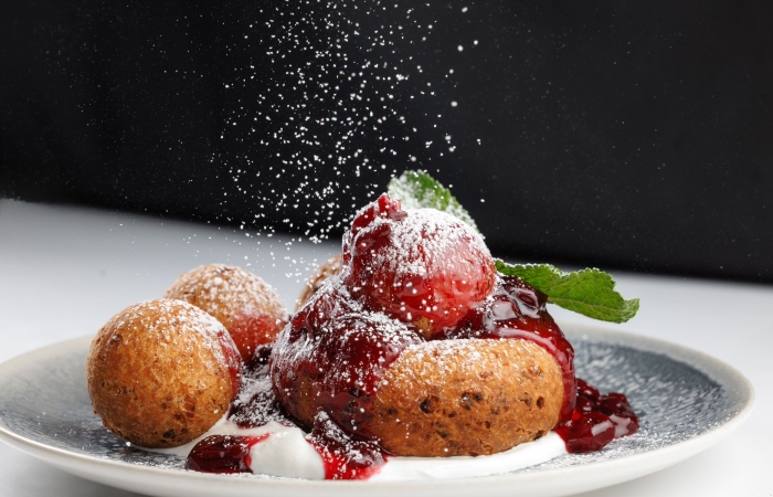 Papanasi cu dulceata de visine