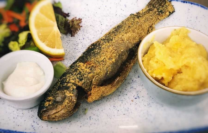 Pastrav crocant in crusta de malai, sos de lamaie, mamaliguta