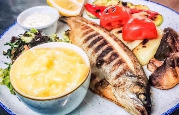 Pastrav grill cu mamaliguta si mujdei/sos de lamaie Pastrav grill cu mamaliguta si mujdei/sos de lamaie