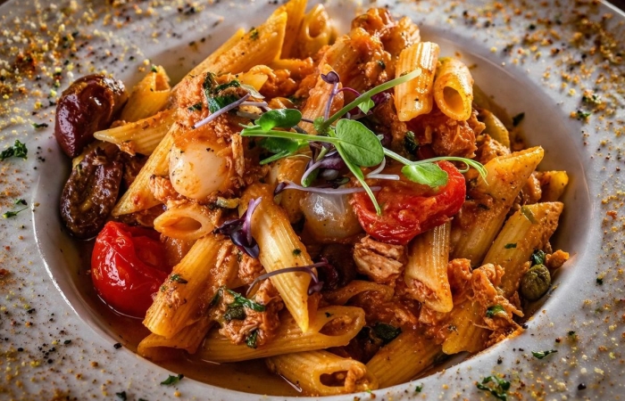 Penne integrale cu ton si rosii cherry