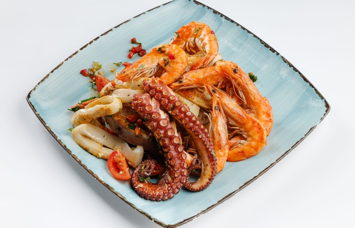 Platou cu caracatita, calamar si creveti