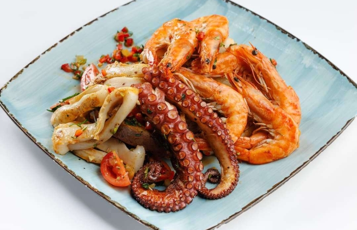 Platou cu caracatita, calamar si creveti