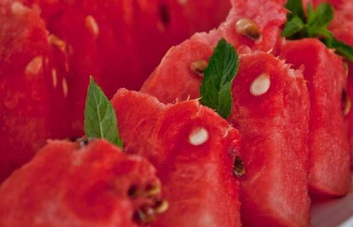 Platou cu pepene rosu (in sezon)