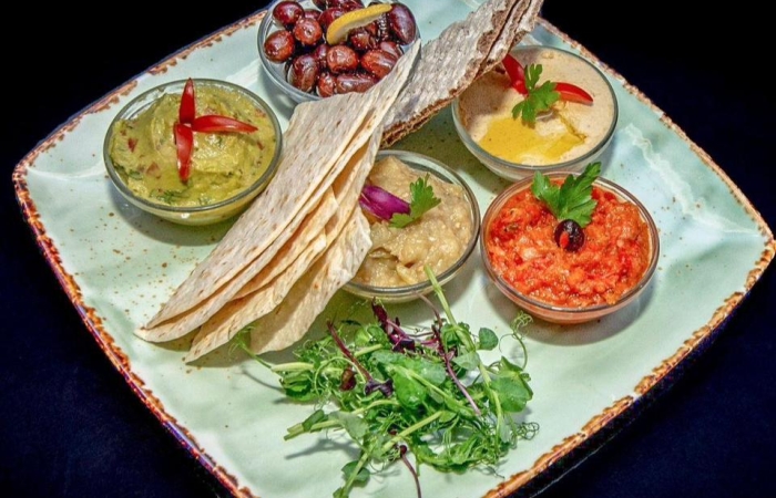 Platou cu salata de vinete, zacusca de legume, ardei copti si chiftele de legume