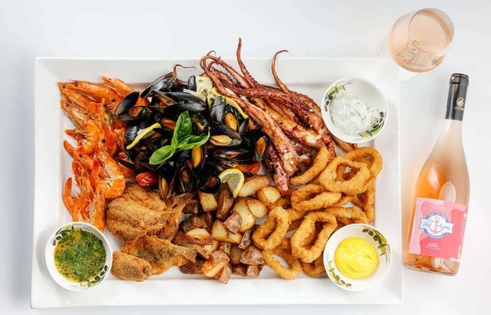 Platou family + sticla vinul casei