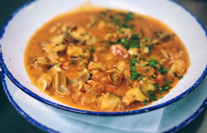 Rapane in sos de rosii si patrunjel, paine prajita