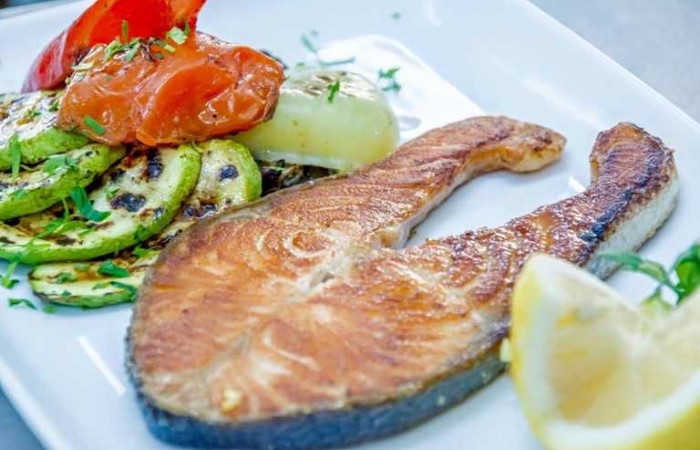 Somon grill cu dovlecei si rosii