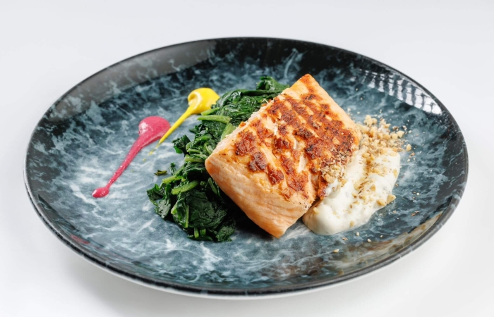 Rondele de somon pe pat de spanac cu topping de gorgonzola