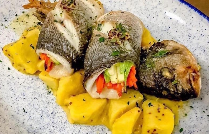 Rulouri de dorada cu legume julien si cartofi cu mustar