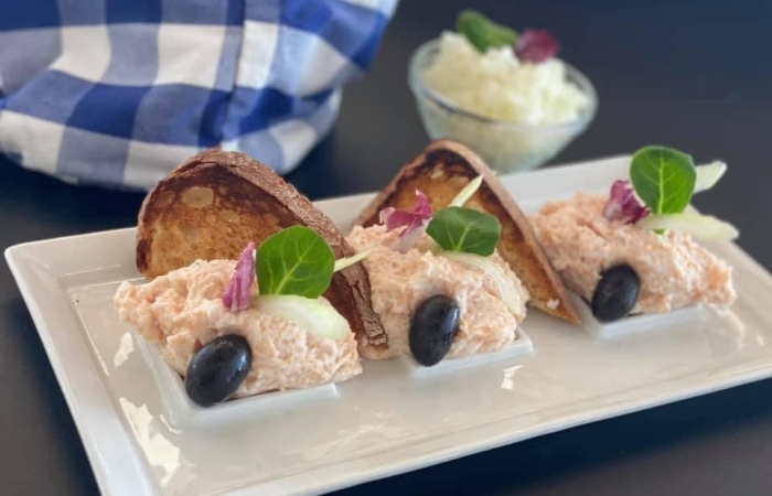 Salata de icre de crap cu masline, ceapa