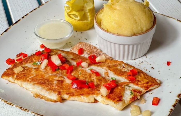 Salau de Nil grill, mamaliga, mujdei/sos lamaie