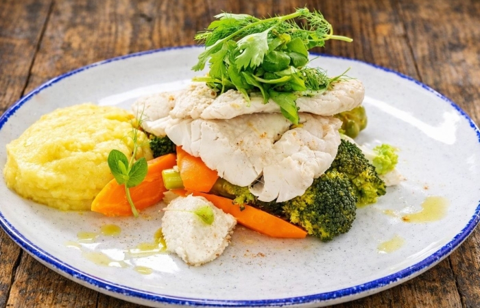 Salau (de Nil) rasol (cartofi, morcov, broccoli, hrean, mamaliga)